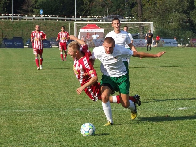 Sytuacja z 10 minuty meczu Soły Oświęcim przeciwko Dalinowi Myślenice w III lidze piłkarskiej w grupie małopolsko-świętokrzyskiej. Jakub Snadny (biało-czerwona koszulka) zaatakowany w polu karnym przez Kamila Calika. Oświęcimianie domagali  się karnego. Prowadzący zawody wadowicki arbiter Dawid Pająk był innego zdania.