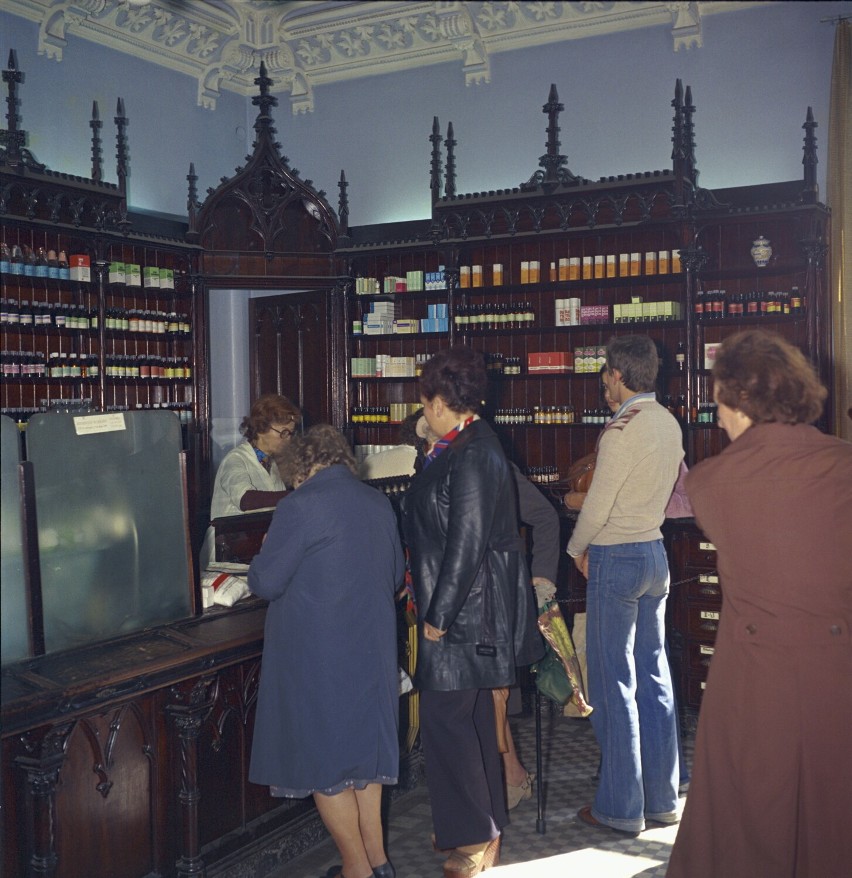 Warszawa 16.10.1977. Wnętrze założonej w 1851 roku Apteki...