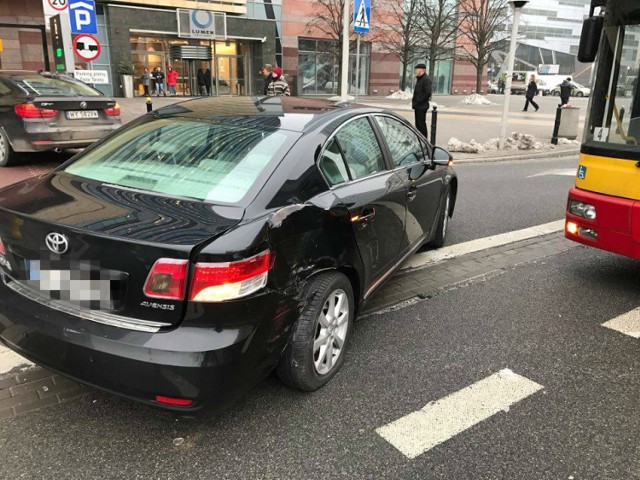 Zderzenie autobusu z samochodem z centrum Warszawy [ZDJĘCIA]