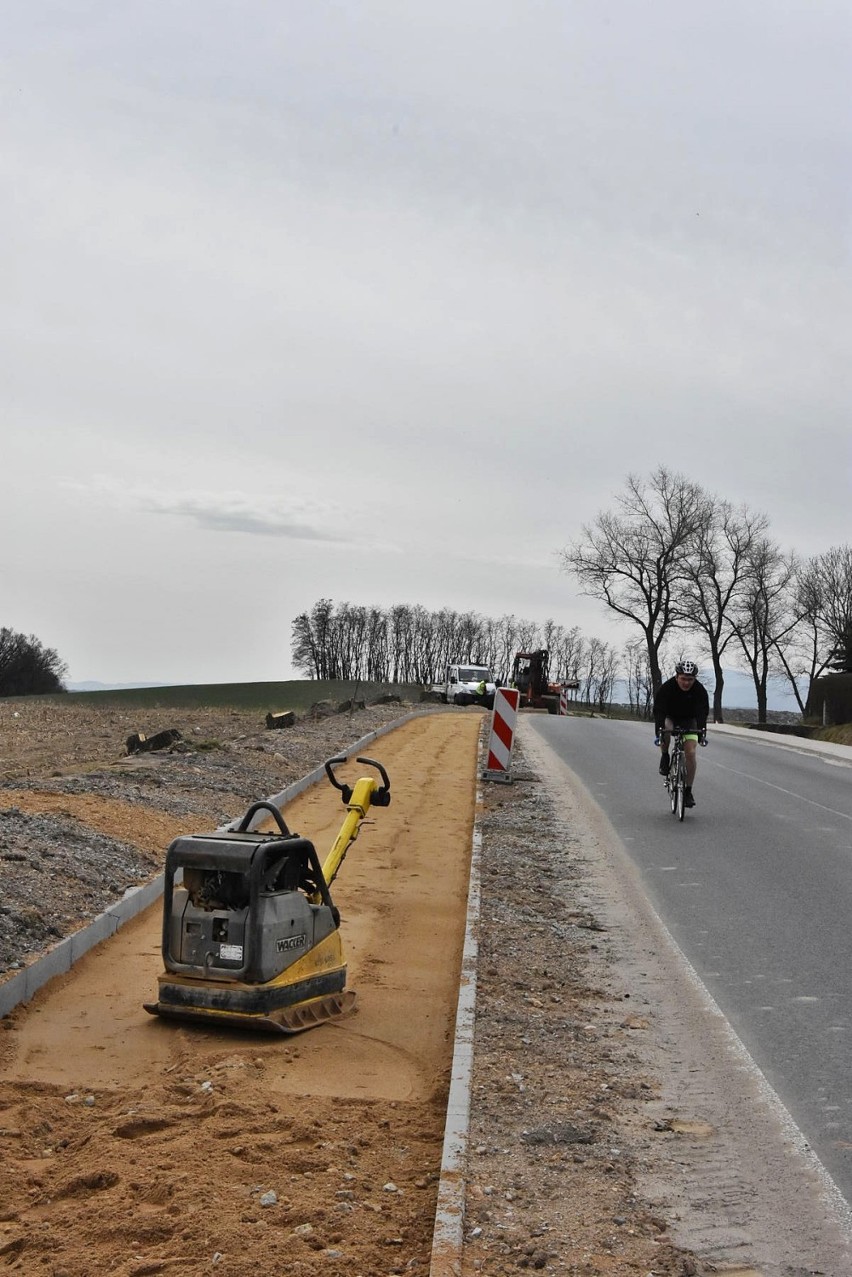 Trwa budowa drogi rowerowej w gminie Świdnica
