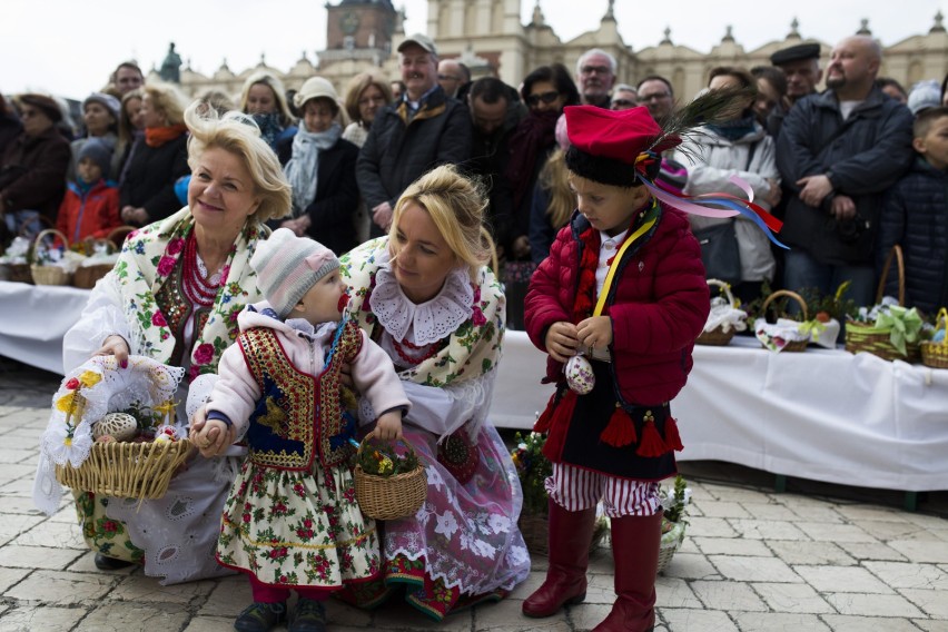 Przed Bazyliką Mariacką w Wielką Sobotę abp Jędraszewski...