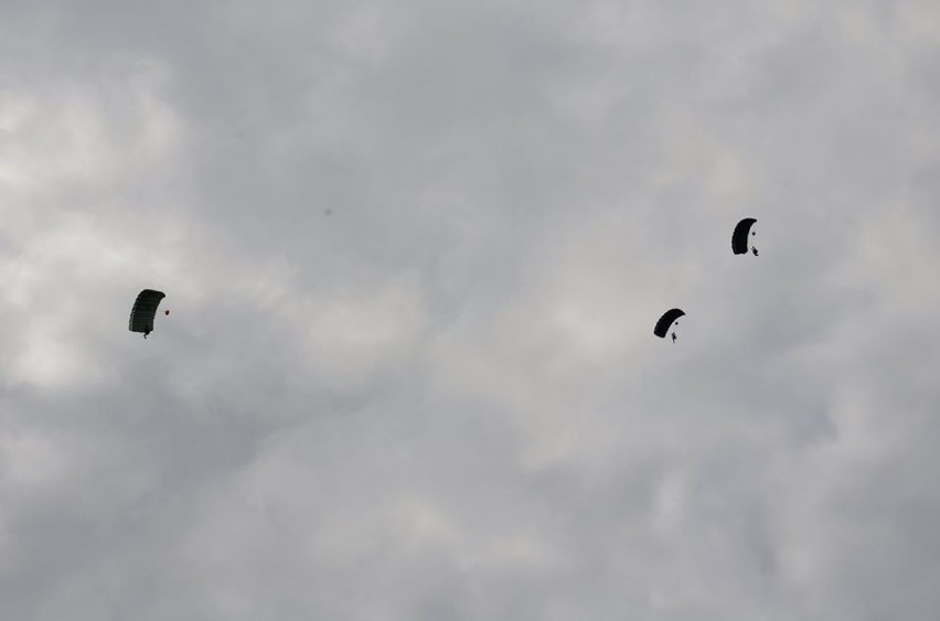Kawalerzyści ćwiczą skoki spadochronowe w ośrodku szkoleniowym 25. Brygady w Leźnicy Wielkiej [zdjęcia]