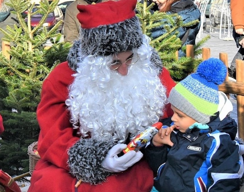 Święty Mikołaj na Rynku w Oświęcimiu rozdawał prezenty