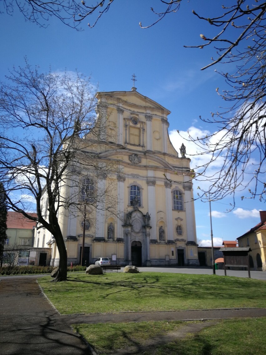 Zabytkowy kościół i plebania w Lubomierzu robią wrażenie.