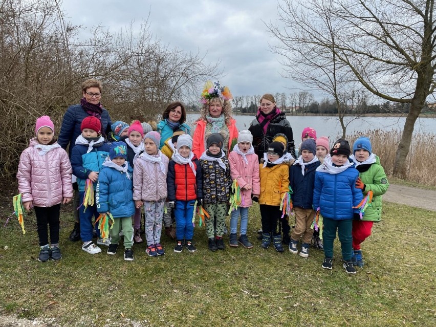 Przedszkolaki i seniorzy z Wągrowca wspólnie przywitali wiosnę 