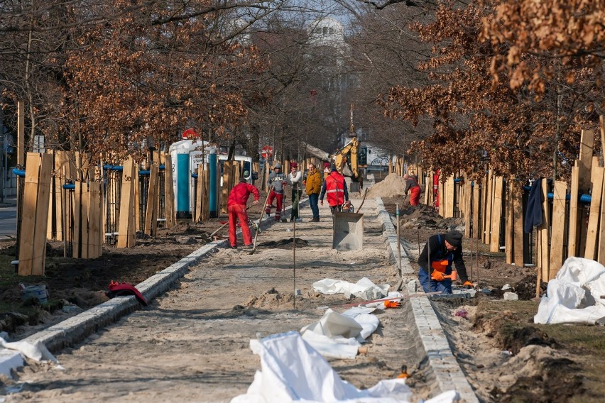 Przebudowano również skrzyżowanie, które dzieli aleję....