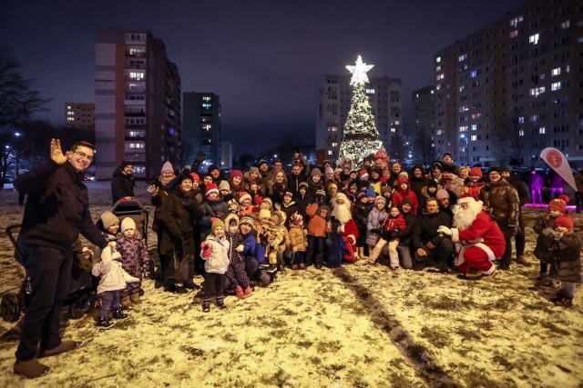 Uroczyste zapalenie lampek na choince w gdańskiej dzielnicy Piecki-Migowo. Zdjęcie zrobione 9 grudnia 2022 roku.