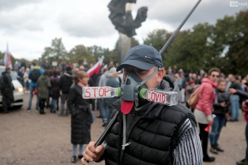 Kolejny protest antycovidowców w Szczecinie. Setki osób przeszły przez miasto - 10.10.2020