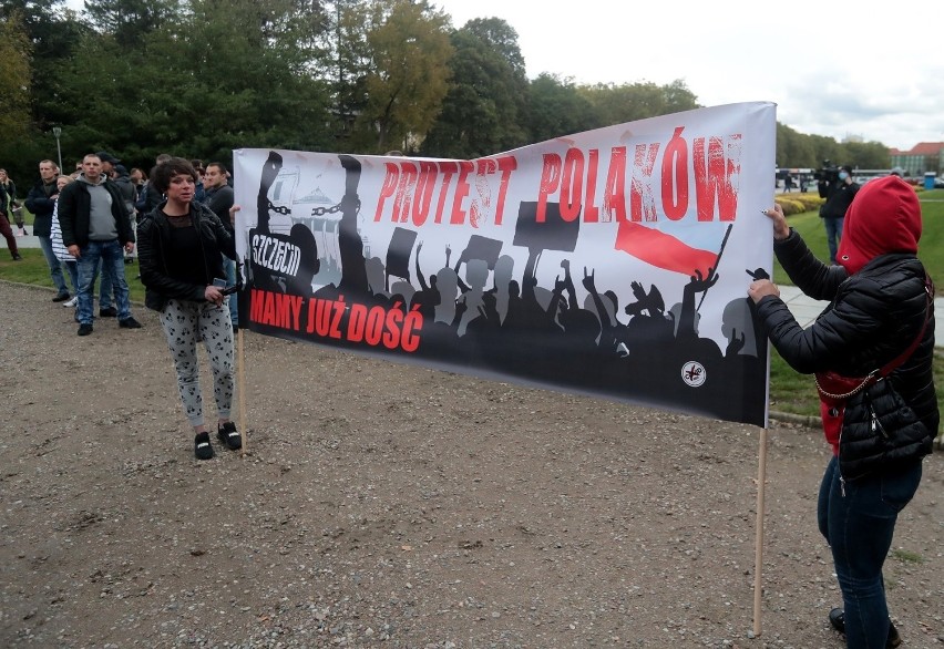 Kolejny protest antycovidowców w Szczecinie. Setki osób przeszły przez miasto - 10.10.2020