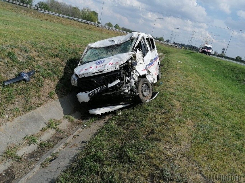 Ambulans dachował na autostradzie A4 pod Brzegiem