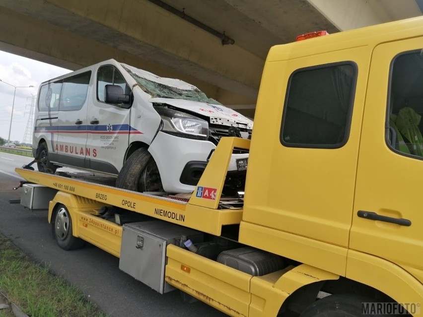 Ambulans dachował na autostradzie A4 pod Brzegiem