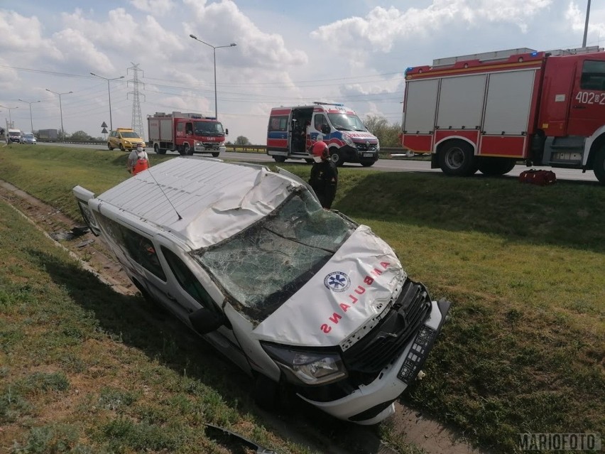 Ambulans dachował na autostradzie A4 pod Brzegiem