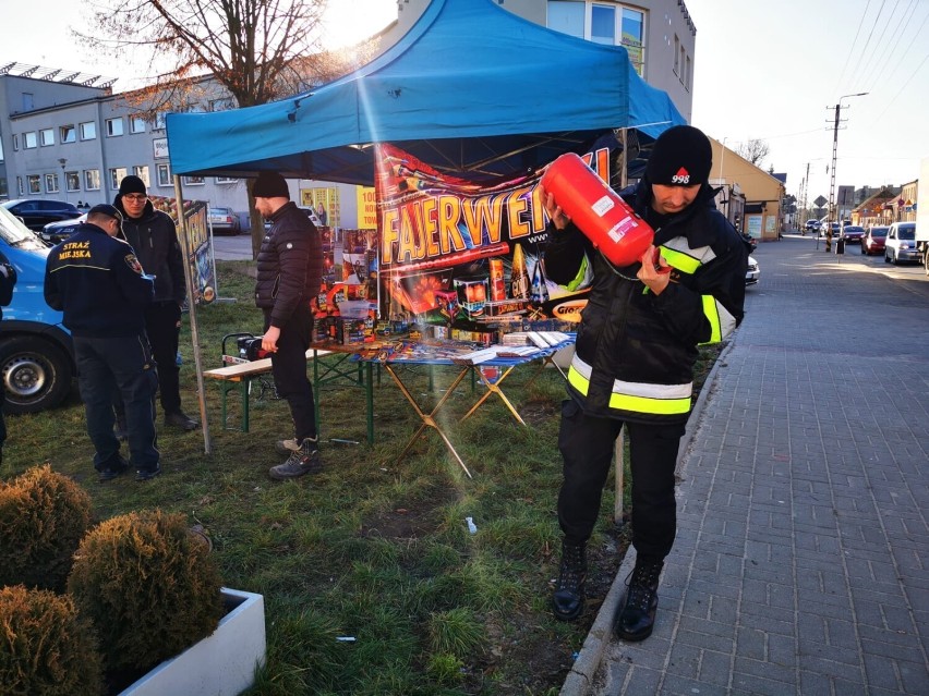 Strażacy, policja i strażnicy w Zduńskiej Woli kontrolowali sprzedawców fajerwerków