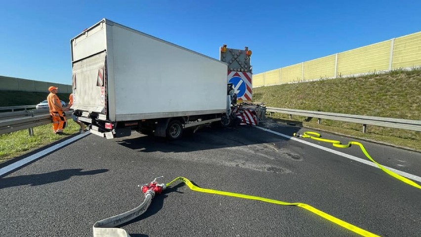 Wypadek na S5 w Fałkowie. Kierowca samochodu ciężarowego uderzył w pojazd służby drogowej