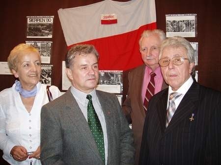 Na wystawie swoje pamiątki prezentują m.in. od lewej Helena Kordek, Mieczysław Śliwka, Kondrad Gajewski i Andrzej Zieliński