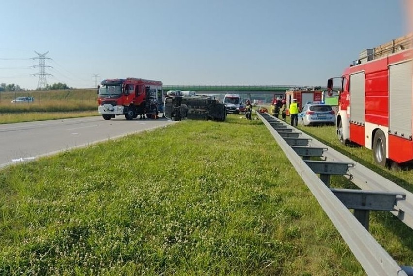 Wypadek na A1 koło Łodzi. Dachowanie na autostradzie A1 przy węźle Tuszyn