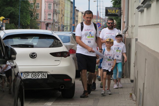 "Przygoda z Tatą" to gra miejska, którą zorganizowano w 16 miastach wojewódzkich Polski. Wydarzenie miało swoją odsłonę również w Opolu.