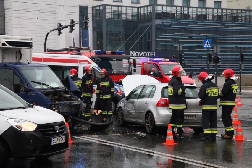 Wypadek na Sienkiewicza w Łodzi. Zderzenie trzech samochodów osobowych [ZDJĘCIA]