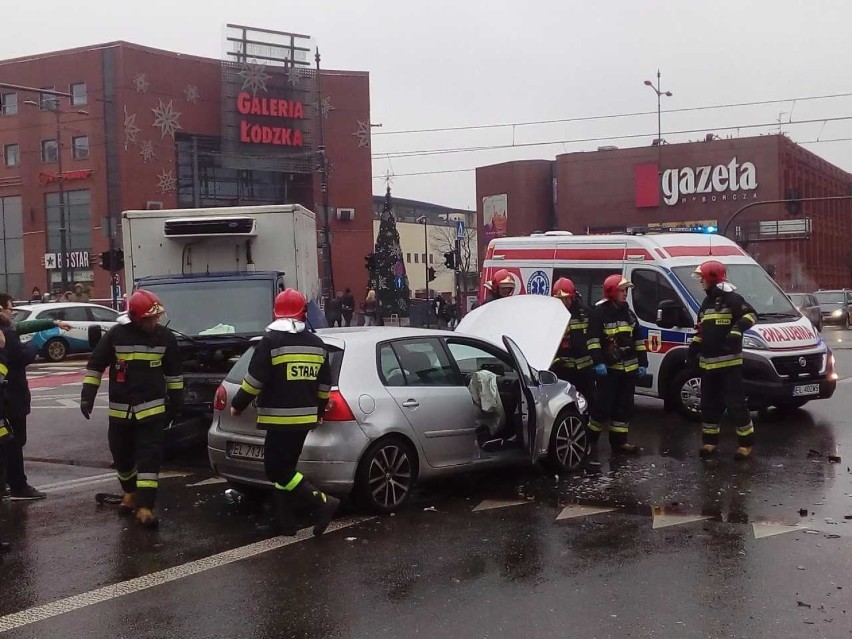 Wypadek na Sienkiewicza w Łodzi. Zderzenie trzech samochodów osobowych [ZDJĘCIA]