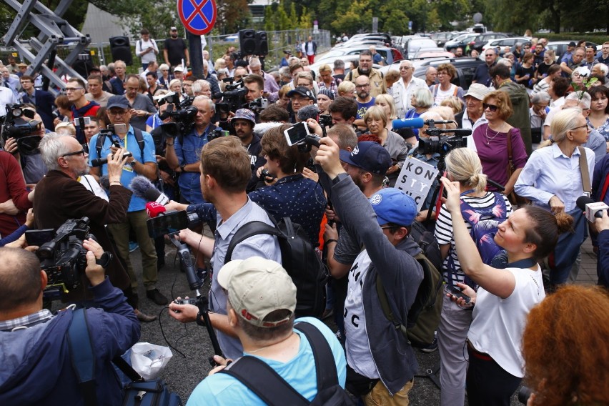 Sejm jest nasz. Kilkaset osób protestuje przeciwko zmianom w...