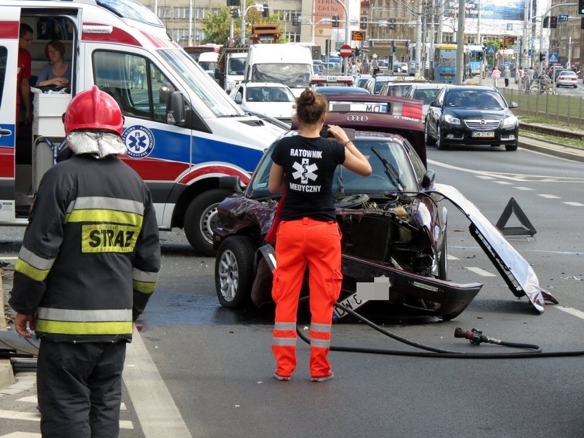 Wrocław: Karetka wjechała w audi (ZDJĘCIA)