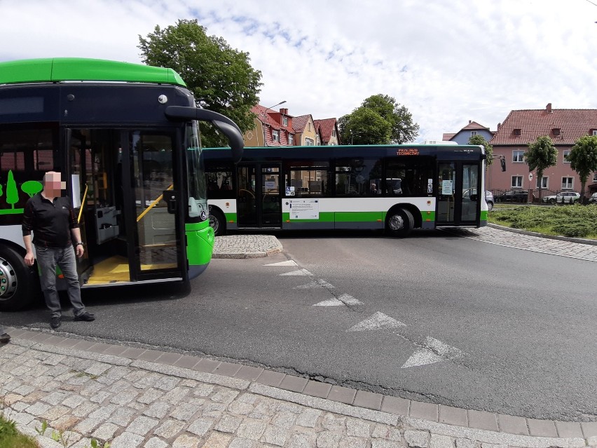 Awaria autobusu elektrycznego w Szczecinku. Pojazd trzeba było holować [zdjęcia]