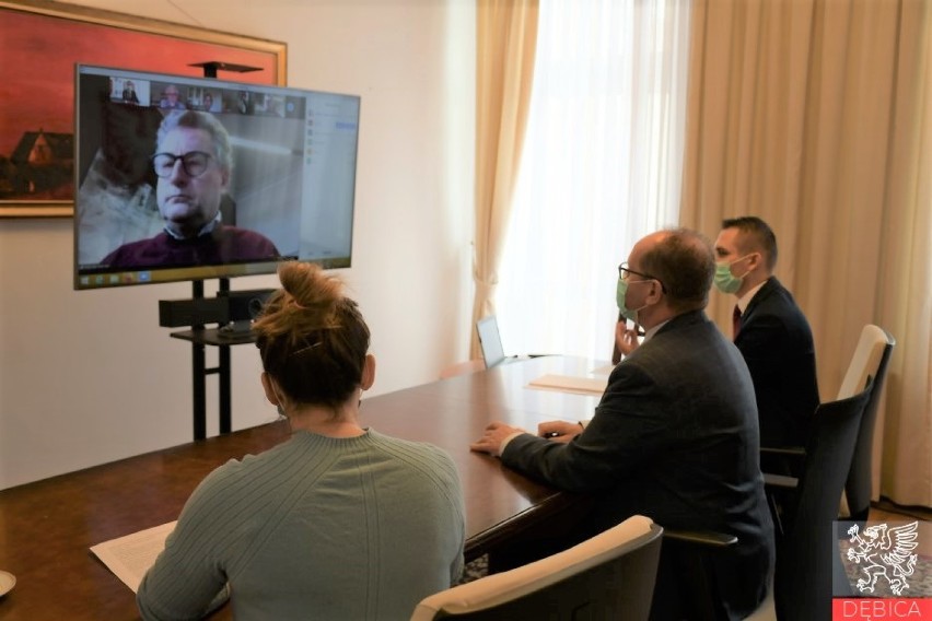 Podczas wideokonferencji władze Dębicy wyjaśniały belgijskim...