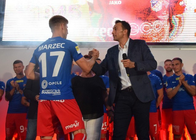 Podczas środowej prezentacji Odry na Małym Rynku, prezes Tomasz Lisiński (z prawej) oficjalnie przywitał powracającego do opolskiego klubu Mateusza Marca.