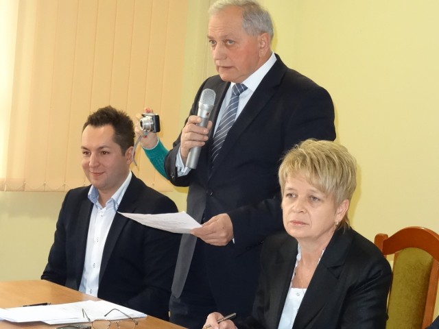 Od lewej: wicestarosta Mateusz Pasek, starosta Andrzej Reguła oraz Danuta Klabacha, zastępczyni przewodniczącego rady powiatu.