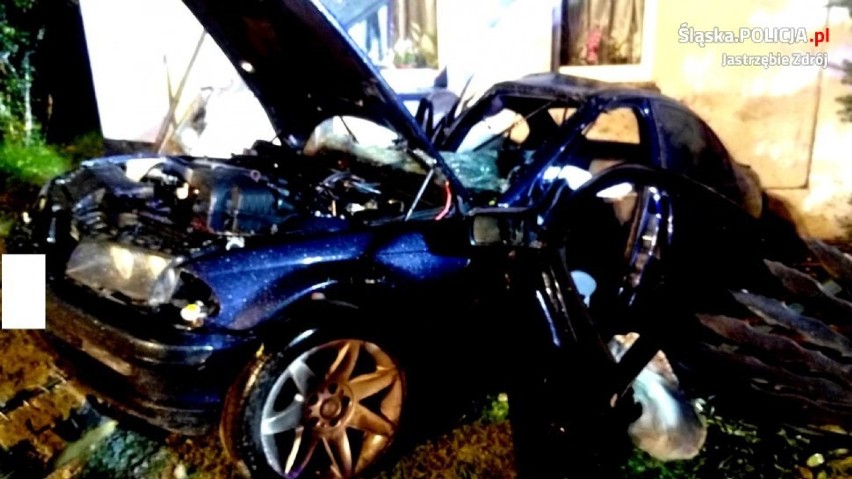 Jastrzębie-Zdrój: BMW skosiło słup, który przewrócił się na dom