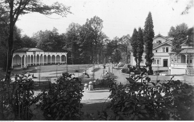 Park Zdrojowy w Jastrzębiu w latach 1918-1936.Orkiestra grająca w amfiteatrze, widok na Łazienki, alejki z kuracjuszami, zażywającymi solanki. pijalnia wód mineralnych,