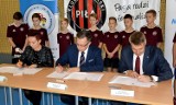 W Szkole Podstawowej nr 5 w Pile powstała patronacka klasa sportowa o profilu piłki nożnej.  Zobaczcie zdjęcia z podpisania umowy