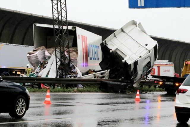 Potężne korki po dwóch wypadkach na autostradowej obwodnicy Wrocławia. Doszło do nich w poniedziałkowy poranek 22.08.2022 trwa wielkie sprzątanie