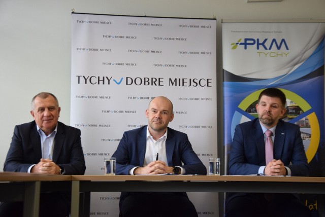 Umowę podpisali Miłosz Stec, prezes PKM Tychy i dyrektor Rafał Zajas z firmy Solaris w obecności prezydenta Tychów  Andrzeja Dziuby
