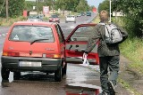 Autostopowicz bronią sterroryzował kierowcę