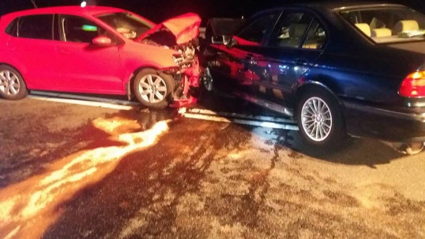 NA SYGNALE: Czołowe zderzenie samochodów na obwodnicy Jarocina. Nie żyje 11-letnia dziewczynka [ZDJĘCIA]