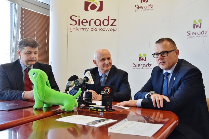 Umowa na zakup trzech nowych autobusów dla Sieradza podpisana. Miejskie Przedsiębiorstwo Komunikacji wzbogaci się o Solarisy (fot)