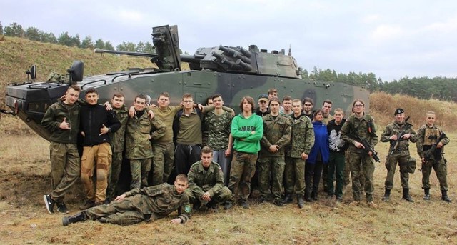 Uczniowie Zespołu Szkół Leśnych w Rogozińcu mogli poznać abecadło wojskowego rzemiosła podczas szkolenia z żołnierzami międzyrzecko-wędrzyńskiej brygady.