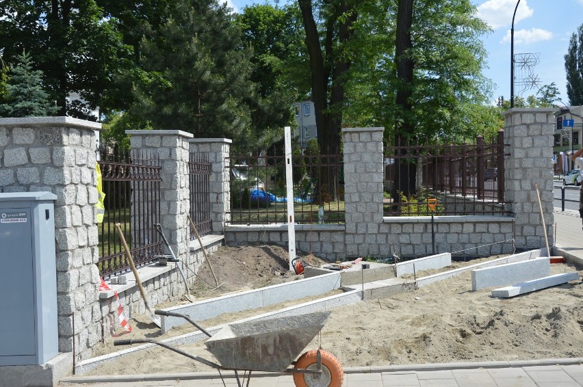 Ruszyła budowa pomnika św. Antoniego przy kościele w centrum Tomaszowa Mazowieckiego [ZDJĘCIA]