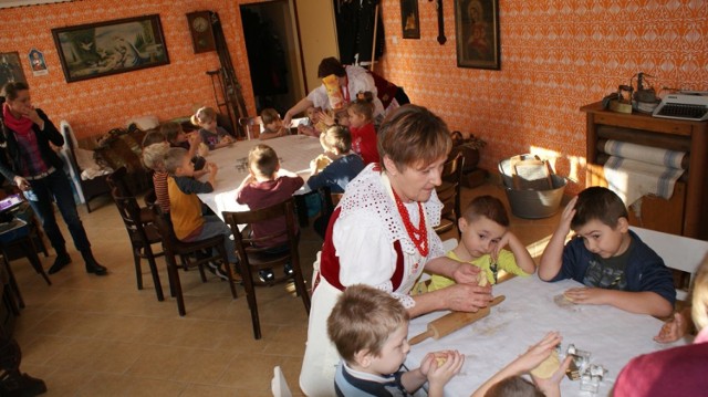 Przedszkolaki z Rybnika odwiedziły Izbę Regionalną w Gogołowej