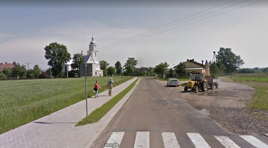 Kamery Google Street View na drogach powiatu uwieczniły miejsca, których już nie ma i ludzi w zaskakujących sytuacjach [ZDJĘCIA]