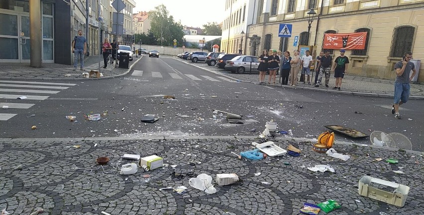 Mężczyzna w szale wyrzucał rzeczy przez okno z budynku przy ulicy Chojnowskiej w Legnicy. Na ulicę trafiły m.in. telewizor i bombki