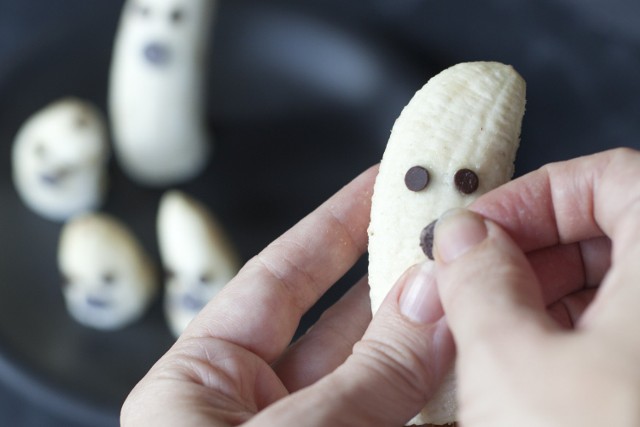 Proste przepisy na Halloween

Bananowe duchy
Zdrowy i błyskawiczny przepis na bananowe duchy. Wystarczy przepołowić owoc, dodać do niego gotowe, kupione w sklepie czekoladowe łezki. Tak udekorowane banany ułóż na talerzu i gotowe!

Czytaj też nasz cykl NOWE MIEJSCA W POZNANIU