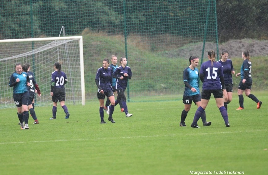 Derby w deszczu i zimnie. W 4. lidze kobiet Czarni remisują z Budowlanymi.