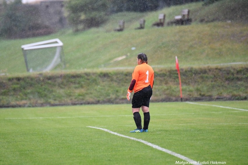 Derby w deszczu i zimnie. W 4. lidze kobiet Czarni remisują z Budowlanymi.