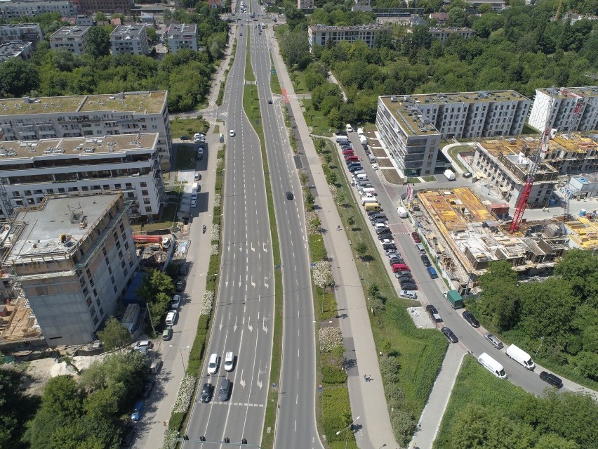 Kraków. Postępuje zabudowa przy ulicy Lema. Zieleń zastępują rozrastające się osiedla [ZDJĘCIA]