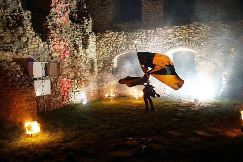 Zamek Rabsztyn w halloweenowej odsłonie. Nocny pokazy ognia...