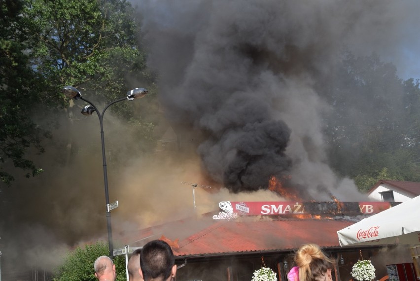 Pożar smażalni ryb w Skorzęcinie. "Jedna osoba poszkodowana": informuje zastępca komendanta PSP Gniezno