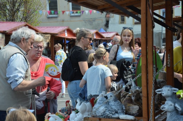 Tłumy na majowym jarmarku w Sławie. Na Rynku stanęło ok. 70 wystawców