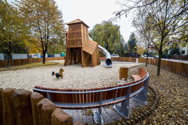 Wyjątkowy plac zabaw na Zaciszu. 7-metro zjeżdżalnia i drewniany domek dla dzieci [ZDJĘCIA]